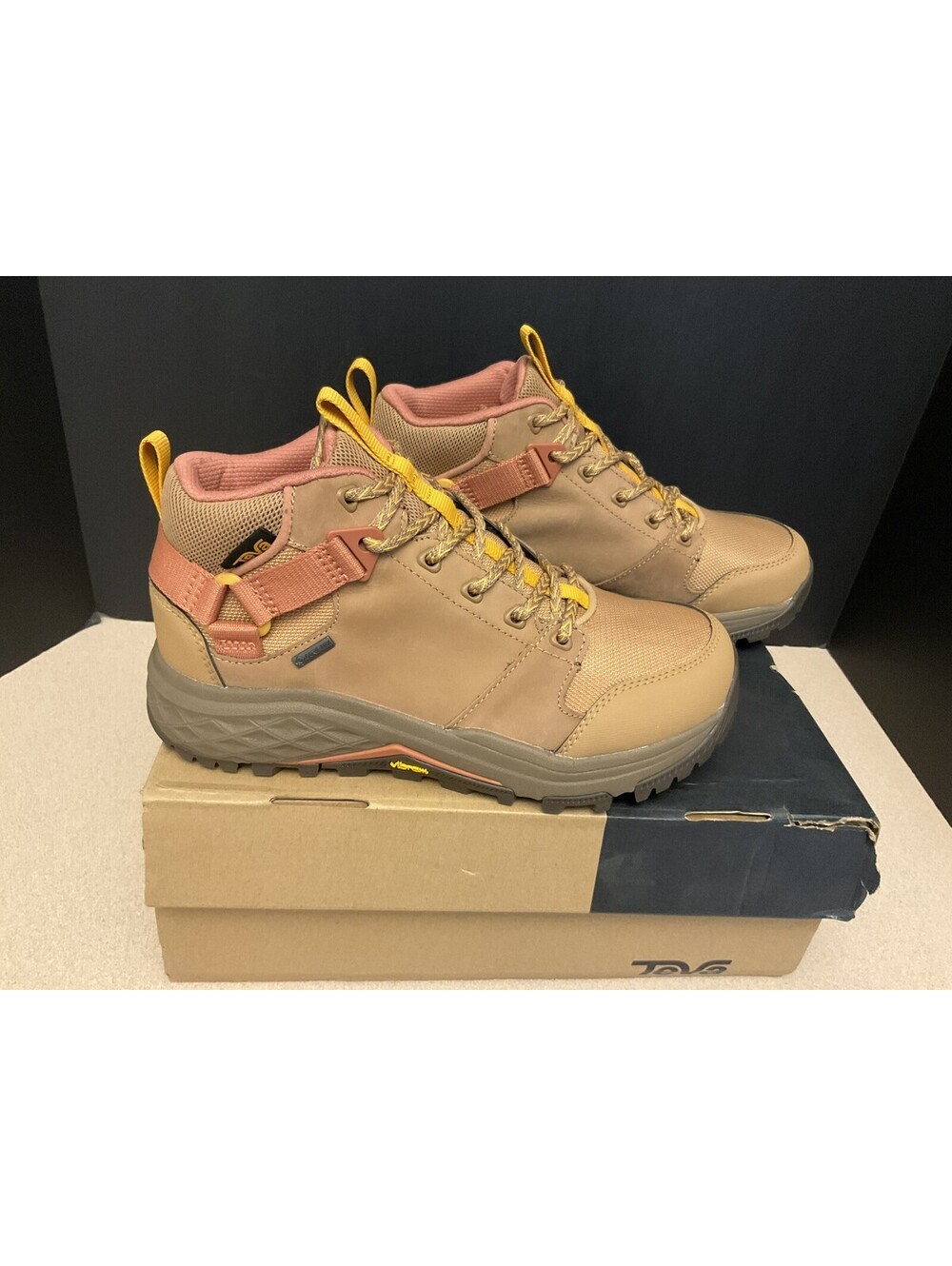 New! Womens Teva Grandview GTX Sand Dune Gore Tex Hiking Boots. Size 7.5. Nice!